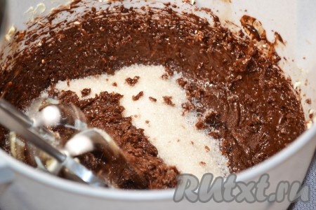В шоколадно-масляную массу добавить сахар.