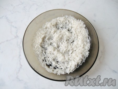 Рис промыть водой, дать лишней воде стечь, затем вложить на тарелку.