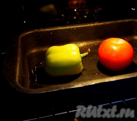 Перец и помидор поставить запекаться в духовку на 20 минут при температуре 180 градусов. В форму налейте немного воды.