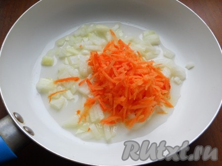 Лук нарезать кусочками, морковь натереть на крупной терке. Выложить лук и морковь на разогретую с растительным маслом сковороду.
