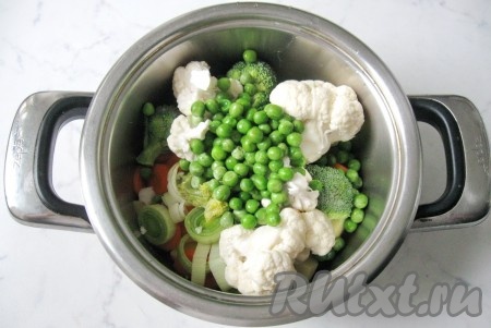 Зеленый горошек помыть и добавить к овощам. Если у вас он мороженый, то размораживать его не нужно. 