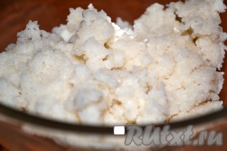 Рис, сваренный до готовности, с помощью блендера перемолоть до получения однородной массы.
