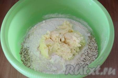  Затем в миску с овсяно-мучной смесью добавить масляную смесь и молоко, перемешать.