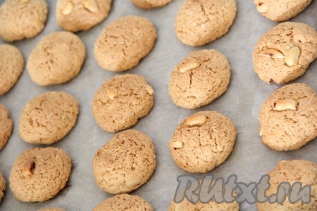 Поставить противень с домашним овсяным печеньем с арахисом в разогретую духовку и выпекать при температуре 200 градусов минут 10-15 (до золотистого цвета).