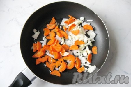 Вторую луковицу и морковь почистить и помыть. Лук нарезать на мелкие кубики, а морковь - на достаточно тонкие полукружочки (или кружки). Налить на сковороду подсолнечное масло и выложить лук с морковью.