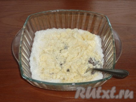 Для замешивания теста нужно в миске соединить сливочное масло комнатной температуры с сахаром.