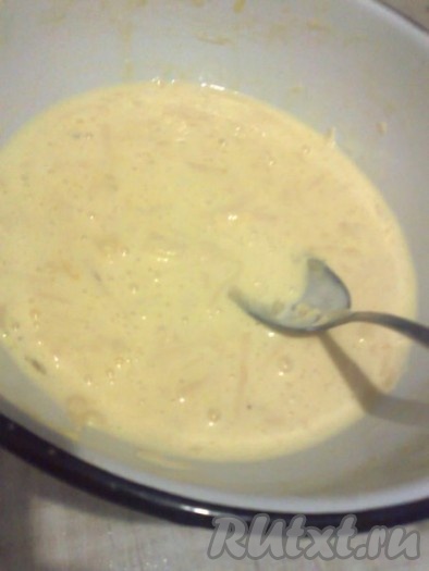 Для приготовления сырного омлета смешать 200 грамм натёртого твёрдого сыра, 3 яйца и 125 грамм майонеза.