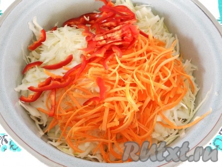 Капусту тонко нашинковать, поместить в кастрюлю (алюминиевую не использовать!). Добавить морковь, натертую на крупной терке или терке для корейской моркови, и нарезанный тоненькой соломкой болгарский сладкий перец.
