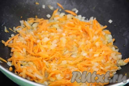 Обжарить овощи в течение 5 минут (до мягкости морковки), не забывая иногда помешивать.