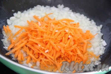 Морковь натереть на крупной тёрке и добавить в сковороду с обжаренным луком, перемешать.