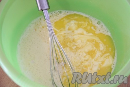 Сливочное масло растопить и слегка остудить. Молоко и растопленное масло добавить в миску с яичной смесью, перемешать венчиком.