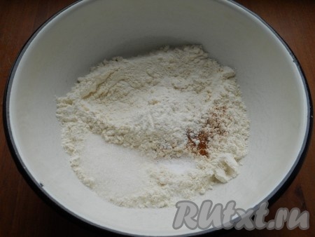 Муку просеять в глубокую миску, добавить сахар, соль, соду и корицу.