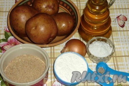 Подготовить продукты для приготовления картофельных шариков во фритюре в домашних условиях.