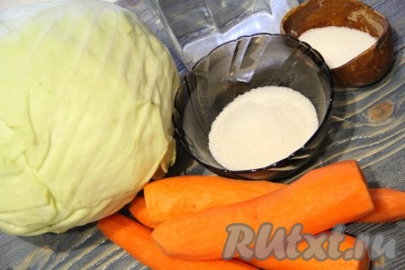 Подготовить продукты для приготовления капусты, квашеной в рассоле в банке на 3 литра. Морковь почистить. С капусты убрать порченые листья. Вымыть овощи. Тщательно вымыть банку объёмом 3 литра.