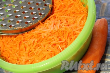  Морковь натереть на крупной тёрке, добавить к капусте.