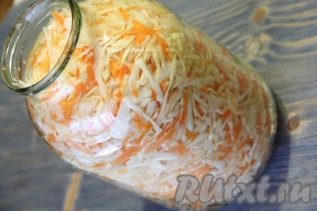  В трёхлитровую банку выложить капусту с морковью и хорошо утрамбовать.