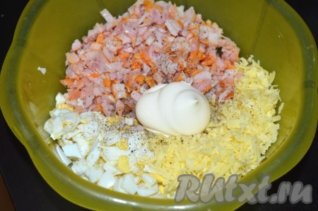 Сложить сыр, копченую курицу, яйца и чеснок в миску, поперчить и посолить (я не солила), заправить майонезом. 