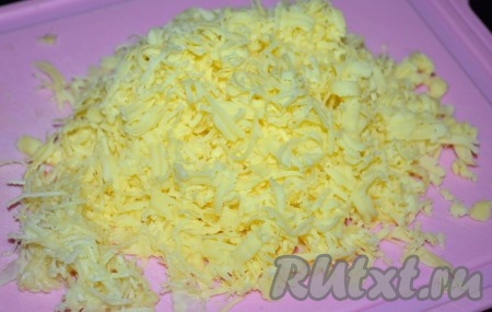 Сыр натереть на средней терке, измельчить чеснок. 