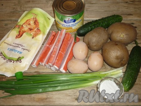 Ингредиенты для приготовления крабового салата с картошкой и кукурузой