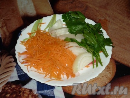 Лук и морковь очистить. Овощи и петрушку вымыть. Морковь натереть на тёрке для корейской морковки (или на обычной крупной тёрке), лук нарезать полукольцами. 