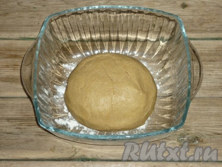 Частями добавить муку со специями и замесить мягкое, однородное тесто. Сформировать тесто в шар, выложить в миску, которую накрыть пищевой плёнкой, и отправить в холодильник на пару часов (лучше на ночь). 
