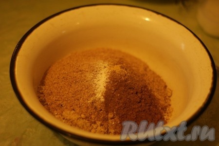 Этим же стаканом отмеряем отруби. В миске смешиваем содержимое мерного стакана, отруби, какао, пряности и соду.