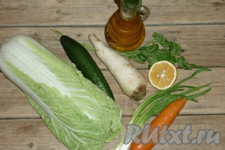 Ингредиенты для приготовления салата с пекинской капустой и дайконом.