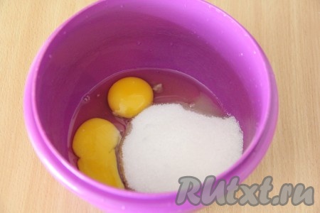 Яйца соединить с сахаром в глубокой миске, взбить на высокой скорости миксера в течение 4 минут. В результате яичная смесь должна посветлеть и увеличиться в объёме.
