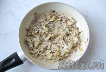 Жарить грибы с луком на сковороде 10-15 минут, периодически перемешивая. При желании обжаренные шампиньоны с луком можно посолить.
