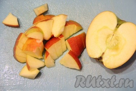Яблоки вымыть и удалить семена. Кожуру снимать не нужно. Нарезать яблоки на небольшие кусочки.