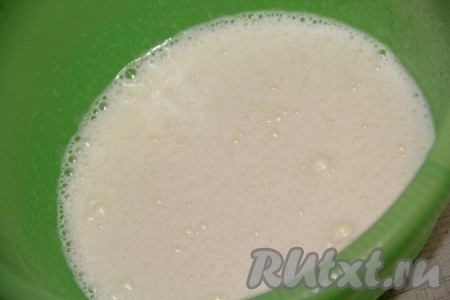  Взбить яйца с сахаром с помощью миксера в течение 5 минут. Масса должна посветлеть, а сахар полностью раствориться.