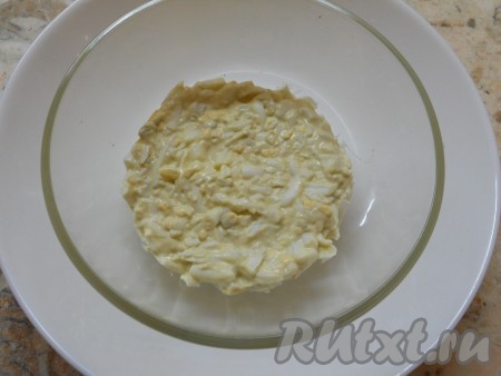 В глубокий салатник выкладывать салат слоями: первый слой - яйца с майонезом.