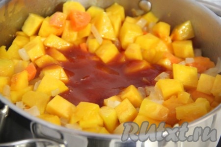 Добавить томатную смесь в кастрюлю и перемешать. Тушить овощную массу на среднем огне, примерно, 30 минут. 