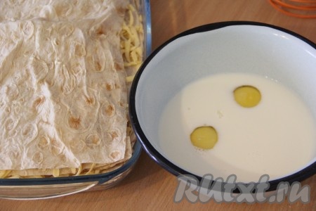 Таким образом сделать несколько слоёв: лаваш, сыр, лаваш, сыр, верхним слоем должен остаться лаваш. Молоко вылить в глубокую миску и добавить яйца.