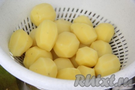  Затем аккуратно переложить картофель в дуршлаг и дать стечь воде.