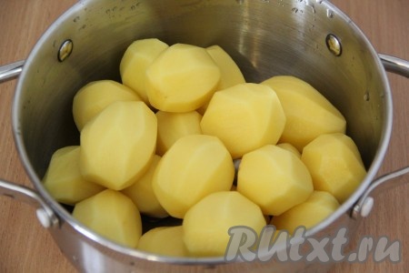 Картофель почистить. Все картошины должны быть одинакового размера. Крупную картошку для этого блюда лучше не брать. Желательно, чтобы картошины были размера ниже среднего. 