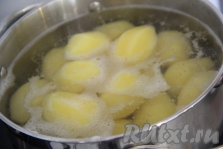 Воду влить в кастрюлю и довести до кипения. Опустить картофель в кипящую воду, дать закипеть и варить на небольшом огне 6-7 минут (до полуготовности). То есть отваренный картофель должен сохранить свою форму, но стать внутри достаточно мягким. Продолжительность отваривания картошки во многом зависит от её размера и сорта.