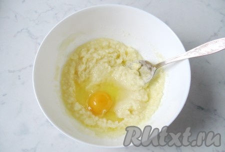 Добавить одно яйцо, тщательно вмешать его с помощью столовой ложки, затем добавить второе яйцо и тоже очень хорошо вмешать его.