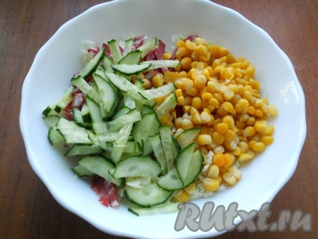 Свежий огурчик тоже нарезать тоненькой соломкой и добавить к колбасе и пекинской капусте. В получившийся салат добавить консервированную кукурузу.
