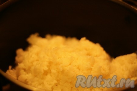 Добавить готовый рис, залить 0,5 стакана воды, добавить имбирь и тушить 5 минут. 