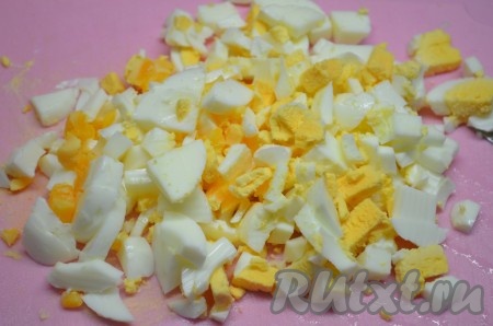 Сваренные вкрутую яйца очистить и нарезать кубиками.