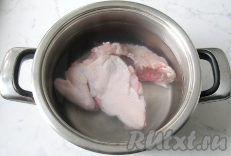 Сварить бульон для рассольника. У меня он куриный. Любые части курицы помыть и выложить в кастрюлю. Залить холодной водой. Кастрюлю накрыть крышкой и поставить на плиту.

