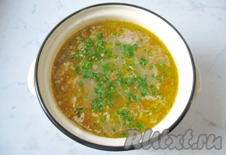 Варить рассольник с фрикадельками еще 25 минут до готовности всех ингредиентов. В конце суп посолить и поперчить по вкусу, добавить нарезанную петрушку или укроп.
