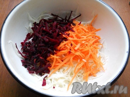 Морковь и свеклу очистить, помыть и натереть на терке для корейской моркови или же на обычной крупной терке, добавить овощи к капусте.