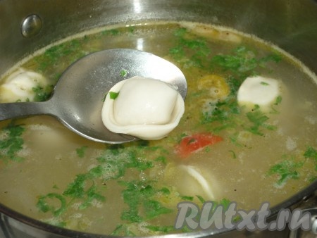 Суп, сваренный с пельменями и картошкой, получается аппетитным, сытным и очень вкусным.