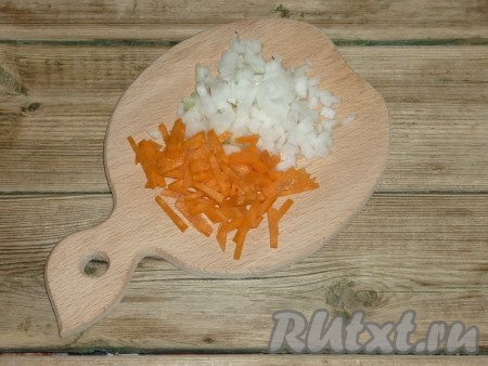 Лук и морковь почистить и помыть. Лук нарезать на мелкие кубики, морковь - брусочками. Хорошо прогреть немного растительного масла в сковороде, выложить морковку с луком, обжарить овощи, иногда помешивая, до мягкости морковки (примерно в течение 5-6 минут).
