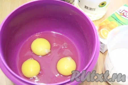 Яйца вбить в высокую посуду, удобную для взбивания. Взбить яйца миксером в пышную массу.
