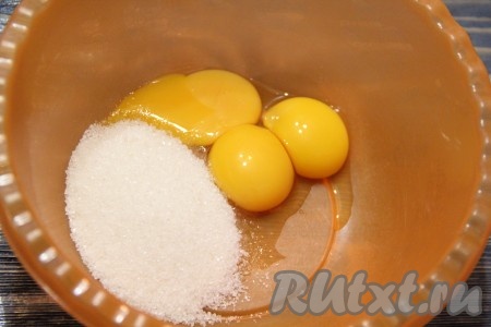 В отдельной ёмкости желтки соединить с 40 граммами сахара.