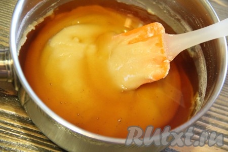 Далее добавить жидкий мёд (если у вас мёд густой или с крупинками, тогда слегка прогрейте его предварительно на водяной бане, чтобы он стал жидким).