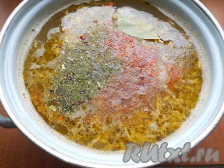 Далее всыпать в суп приправы для супа, добавить лавровый лист и измельчённый чеснок.